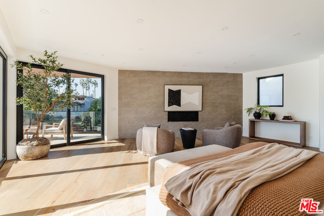 726 Howard Street Marina del Rey, CA 90292 - Photo 32 of 47 a bedroom with a large bed and a flat tv screen on dresser