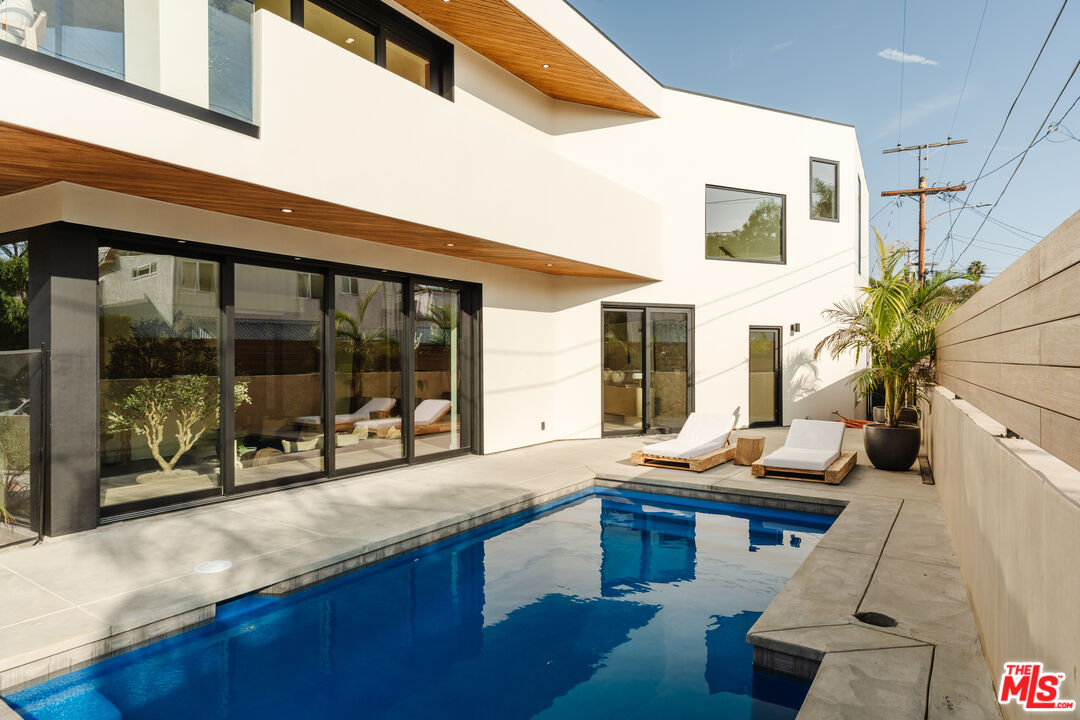726 Howard Street Marina del Rey, CA 90292 - Photo 42 of 47 a outdoor space with patio furniture and garden