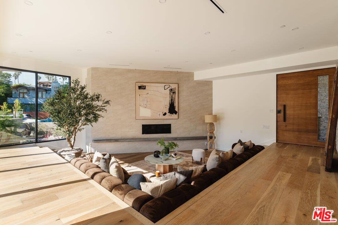 726 Howard Street Marina del Rey, CA 90292 - Photo 6 of 47 a living room with furniture
