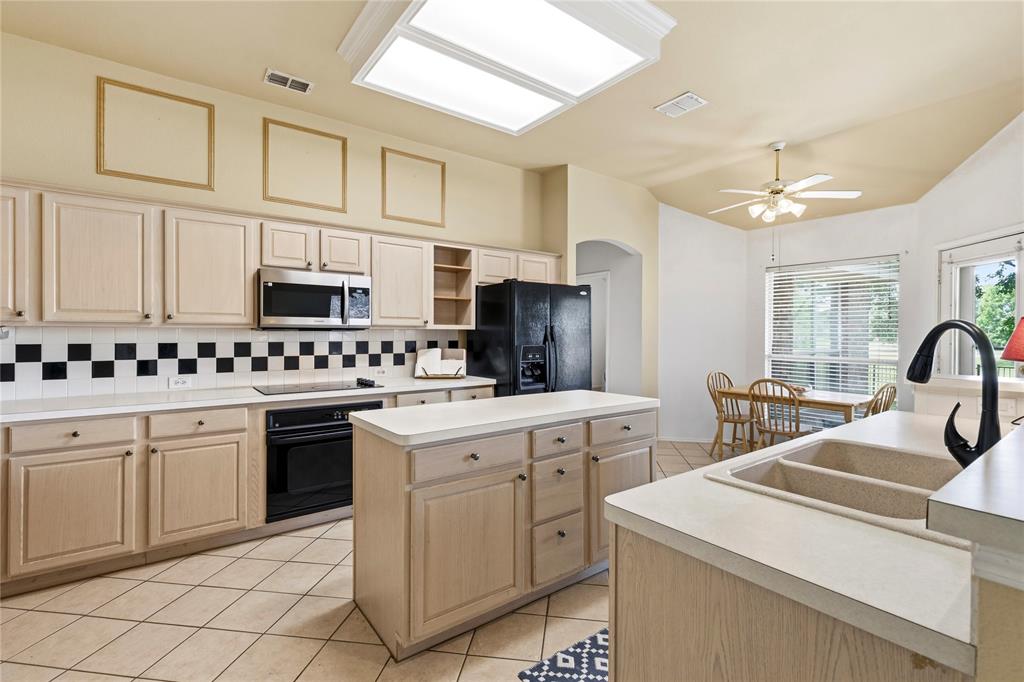 3724 Ranchman Boulevard Denton, TX 76210 - Photo 6 of 31 Spacious kitchen with ample counter space.