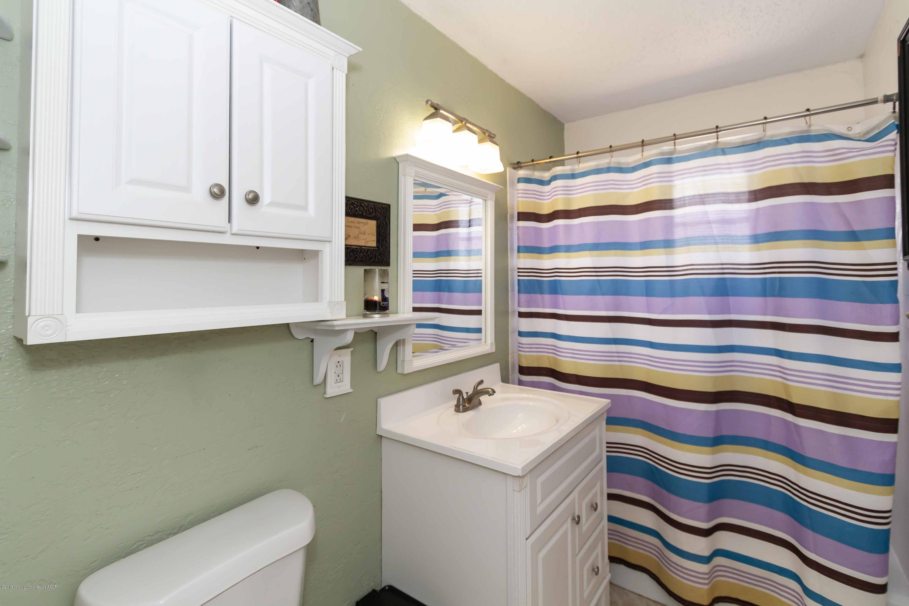 4431 Cline Road Amarillo, TX 79110 - Photo 27 of 33 BATHROOM VIEW 1