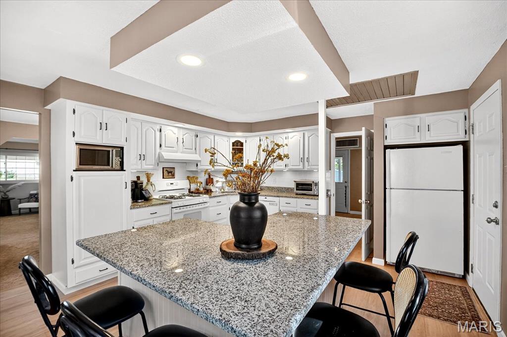 277 Ramsey Lane Ballwin, MO 63021 - Photo 3 of 27