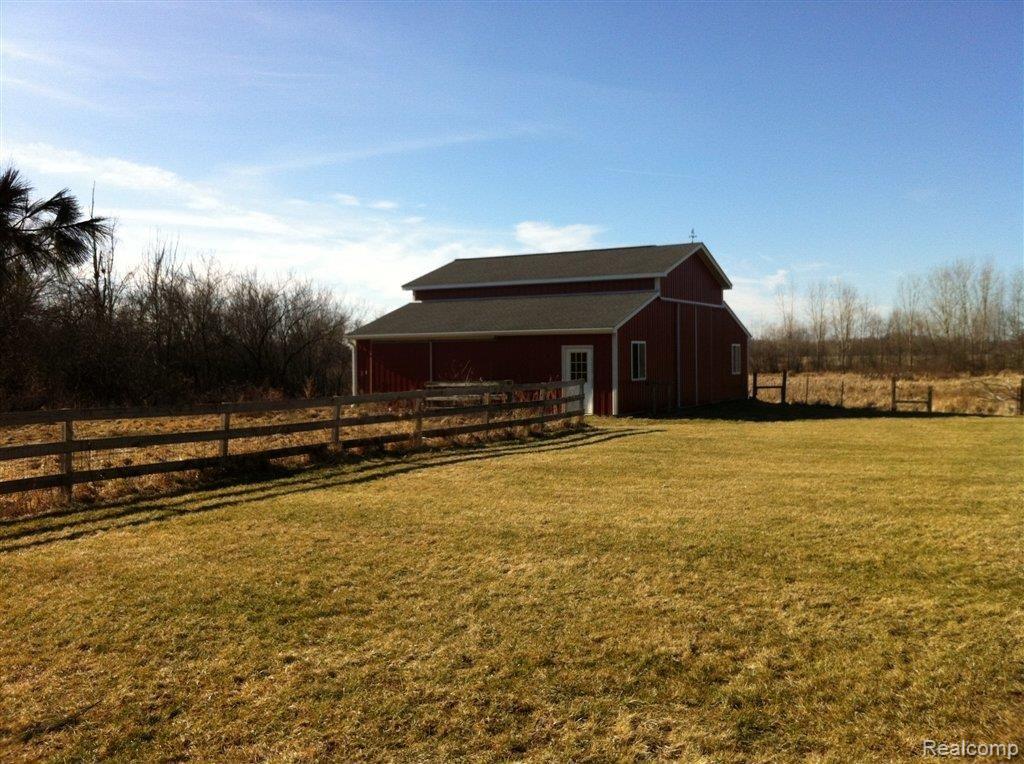 9165 Grant Road Fowlerville, MI 48836 - Photo 4 of 11 IMG_1056.JPG