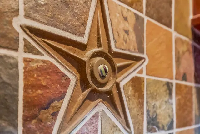 $587,000 | 779 Northwest South Shore Drive, Lake Waukomis, MO 64151