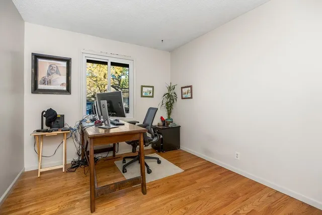 $587,000 | 779 Northwest South Shore Drive, Lake Waukomis, MO 64151