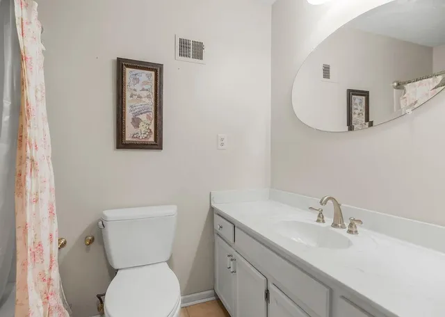 $587,000 | 779 Northwest South Shore Drive, Lake Waukomis, MO 64151