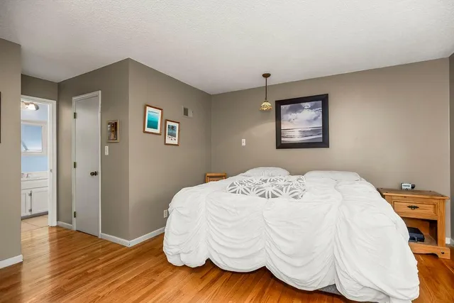 $587,000 | 779 Northwest South Shore Drive, Lake Waukomis, MO 64151