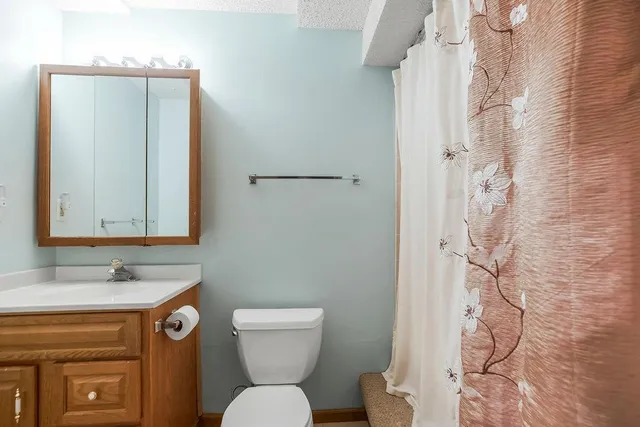 $587,000 | 779 Northwest South Shore Drive, Lake Waukomis, MO 64151