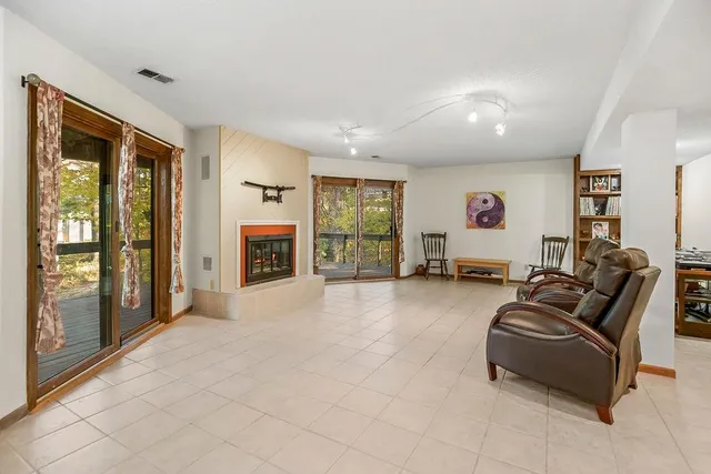 $587,000 | 779 Northwest South Shore Drive, Lake Waukomis, MO 64151