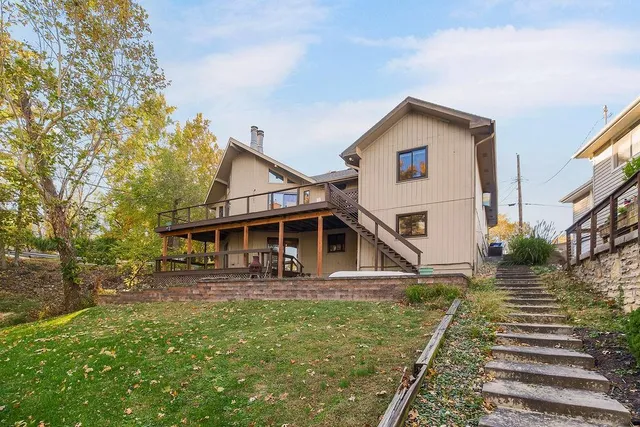 $587,000 | 779 Northwest South Shore Drive, Lake Waukomis, MO 64151