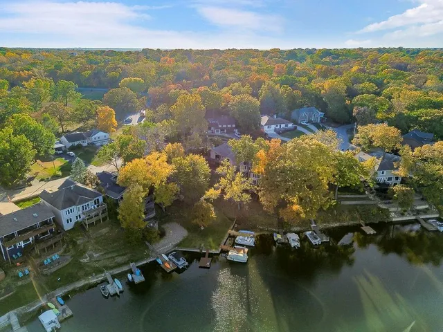 $587,000 | 779 Northwest South Shore Drive, Lake Waukomis, MO 64151