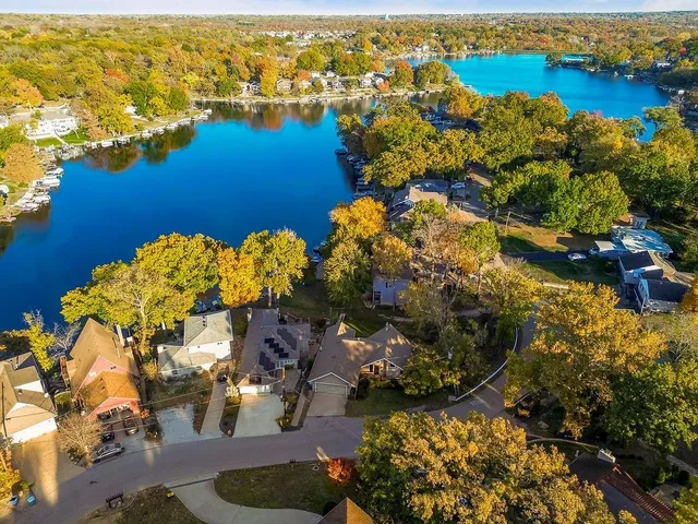 $587,000 | 779 Northwest South Shore Drive, Lake Waukomis, MO 64151