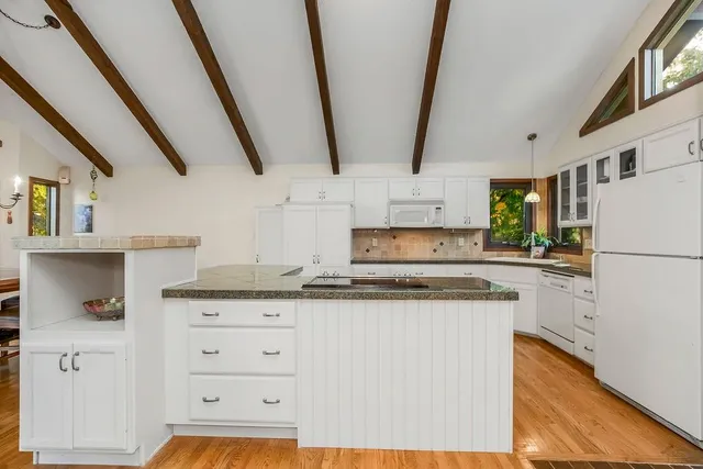 $587,000 | 779 Northwest South Shore Drive, Lake Waukomis, MO 64151