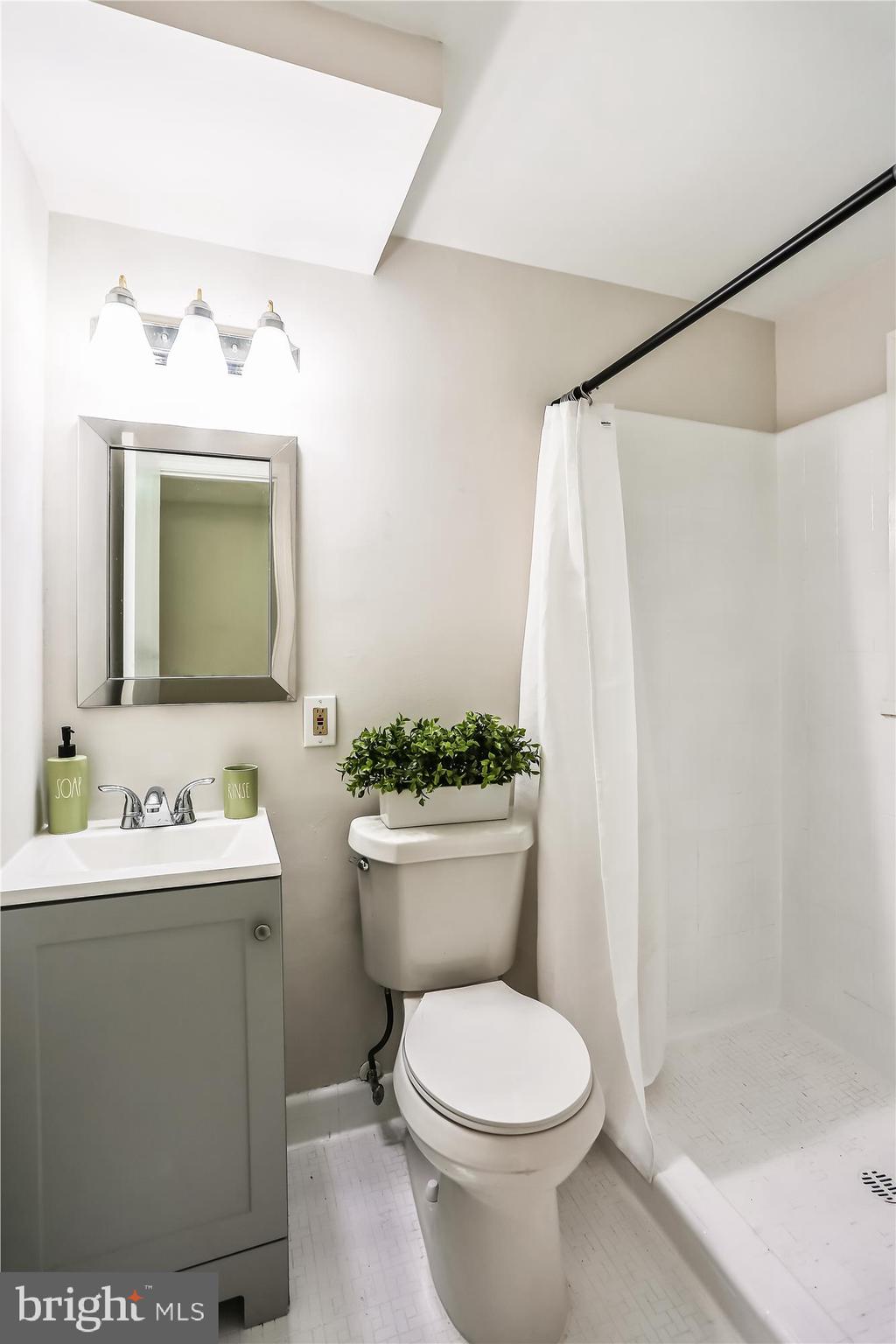 8214 Beech Tree Road Bethesda, MD 20817 - Photo 39 of 50 LL Full Bathroom