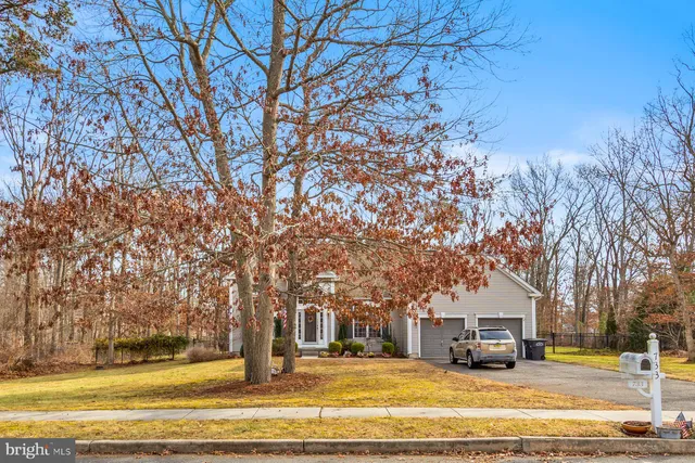 a view of residential houses with yard and tree s