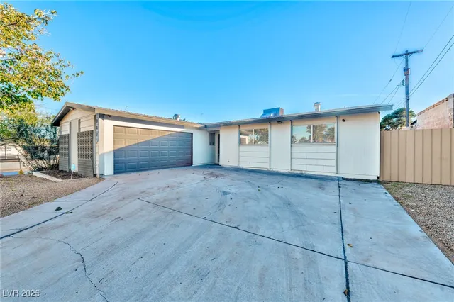 $2,100 | 3017 Jamestown Way, Las Vegas, NV 89102