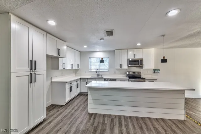 $2,100 | 3017 Jamestown Way, Las Vegas, NV 89102