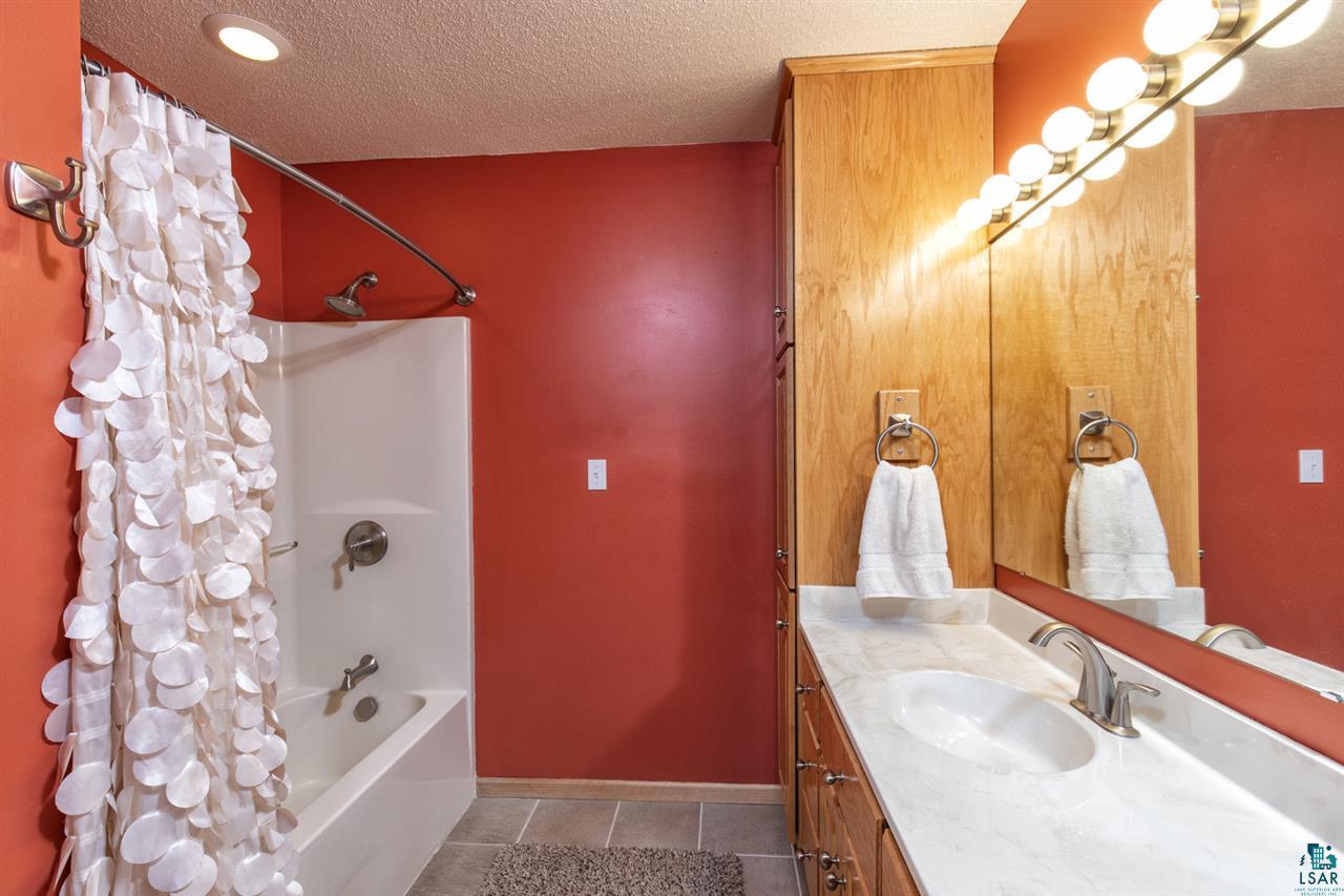 6404 Arnold Road Duluth, MN 55803 - Photo 19 of 38 Full Main Floor Bath