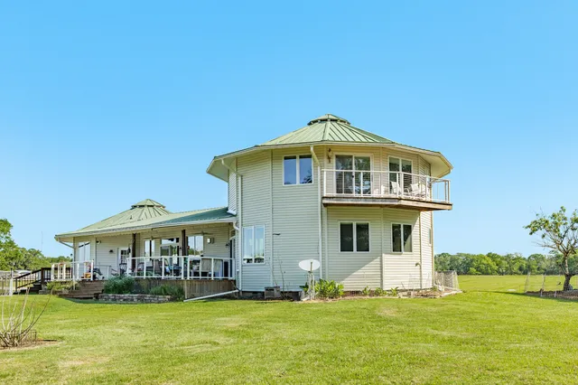 a view of sitting area with chairs