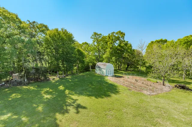 a view of a backyard