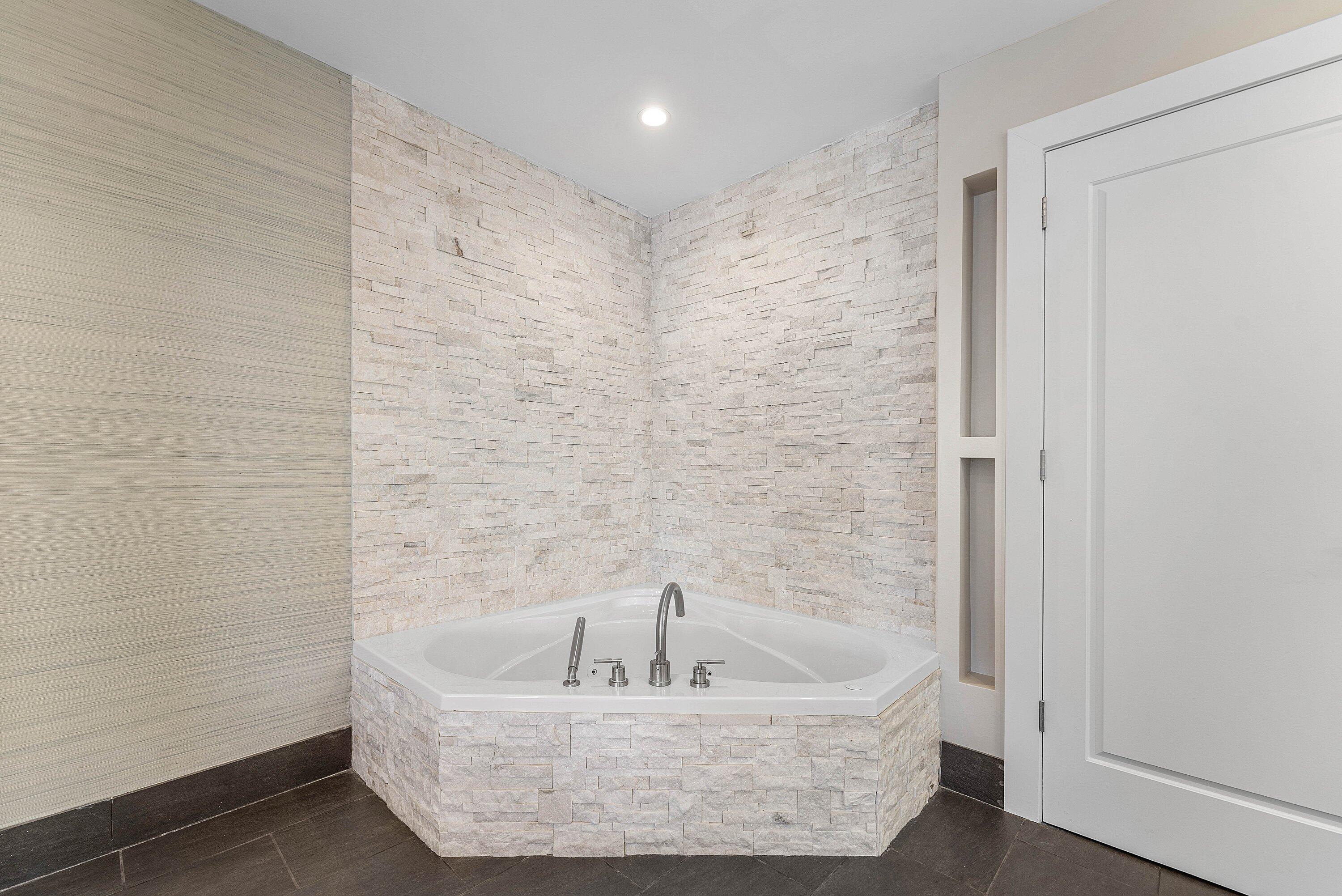 811 Palm Trail Delray Beach, FL 33483 - Photo 19 of 57 a bathroom with a bathtub