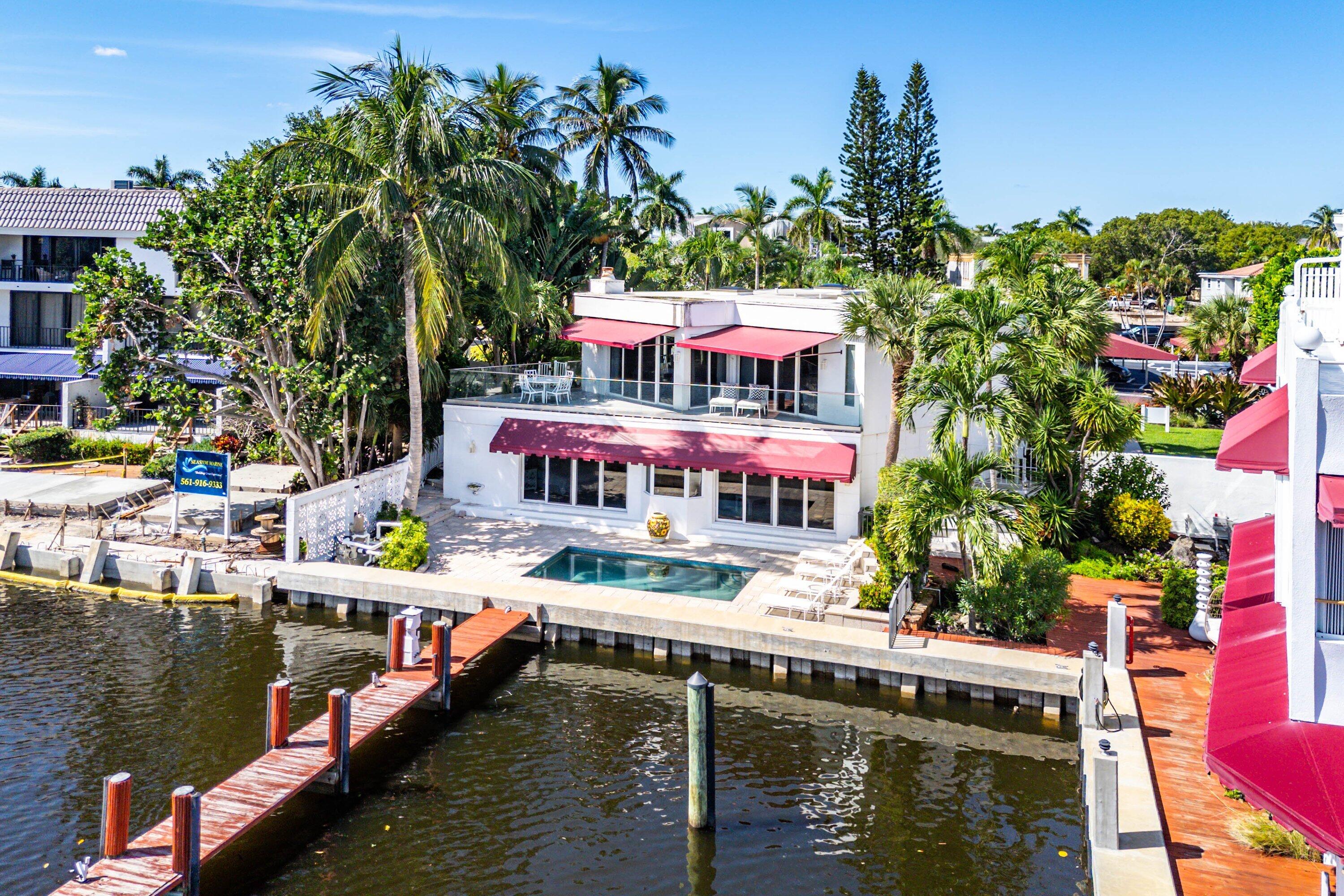 811 Palm Trail Delray Beach, FL 33483 - Photo 53 of 57 a balcony with chairs and a table