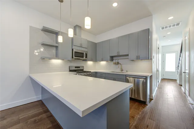 $2,000 | 8964 Zurcher Lane, Houston, TX 77080