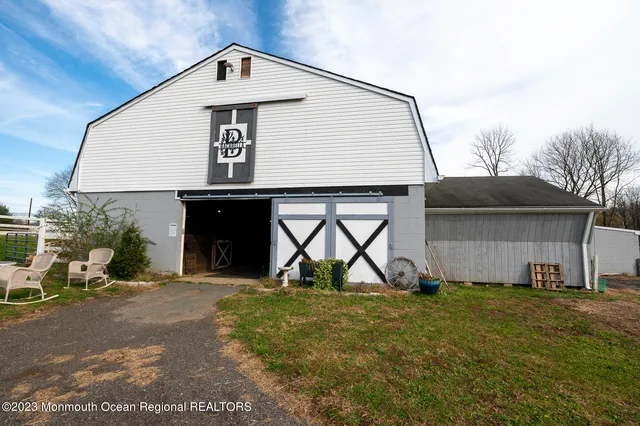 a view of front a house with a yard