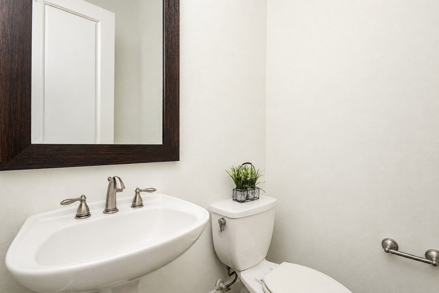 2960 Rusk Street Houston, TX 77003 - Photo 11 of 25 Half bathroom on the second level.