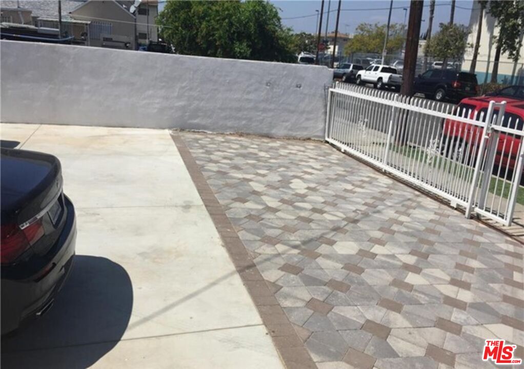 1203 1/2 South Catalina Street Los Angeles, CA 90006 - Photo 11 of 11 a view of outdoor space