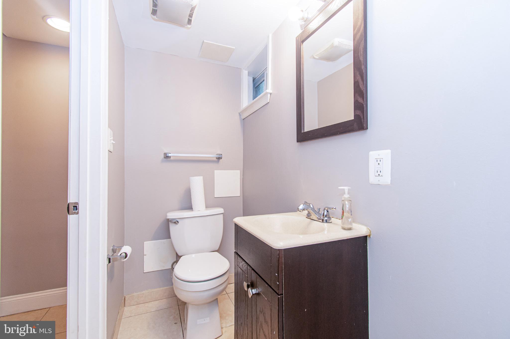 2039 Hillenwood Road Baltimore, MD 21239 - Photo 9 of 15 Full Bathroom