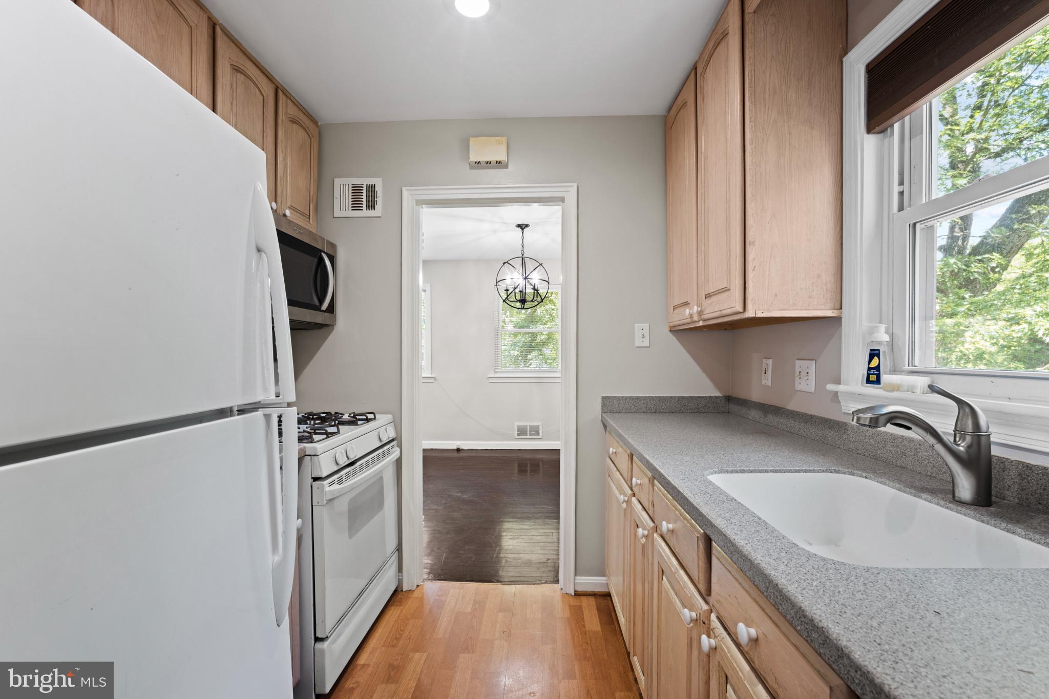 121 Whitmoor Terrace Silver Spring, MD 20901 - Photo 3 of 31