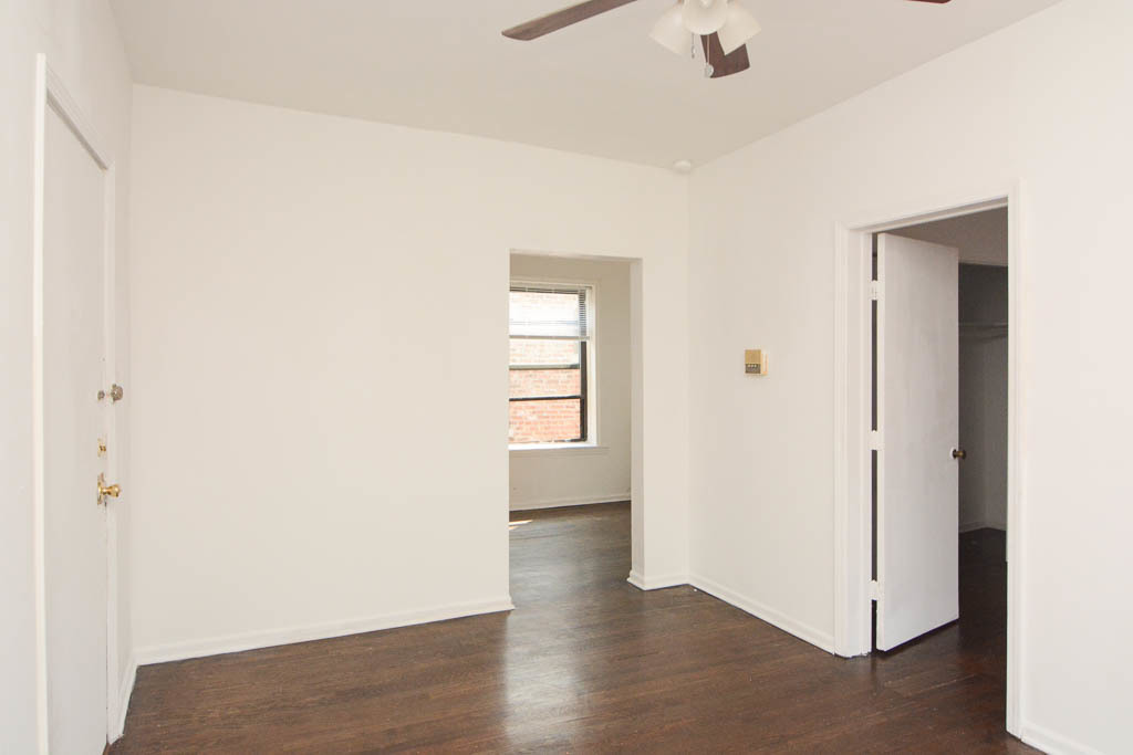 929 West Sunnyside Avenue, Unit 3S Chicago, IL 60640 - Photo 11 of 21 a view of an empty room with wooden floor and a window
