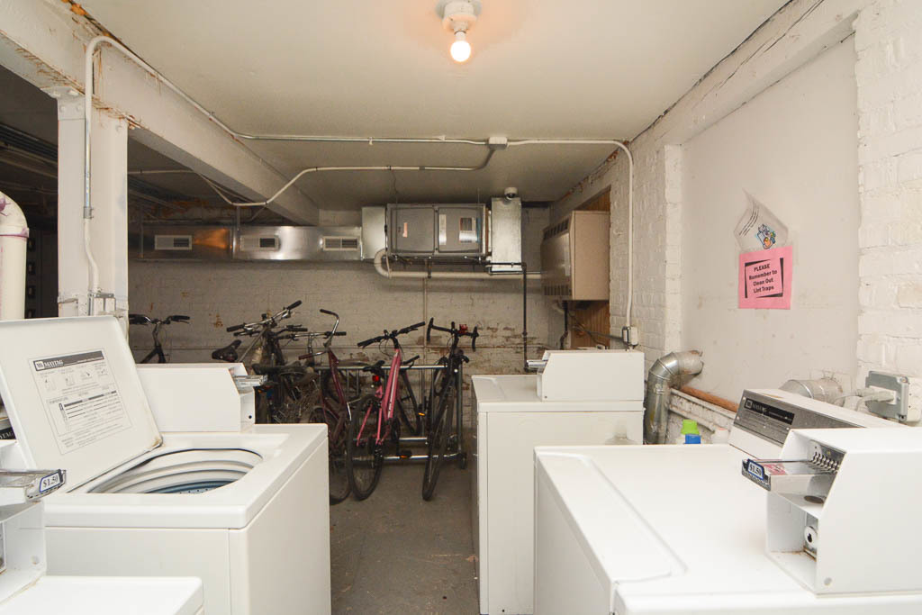 929 West Sunnyside Avenue, Unit 3S Chicago, IL 60640 - Photo 20 of 21 a room with furniture and white walls