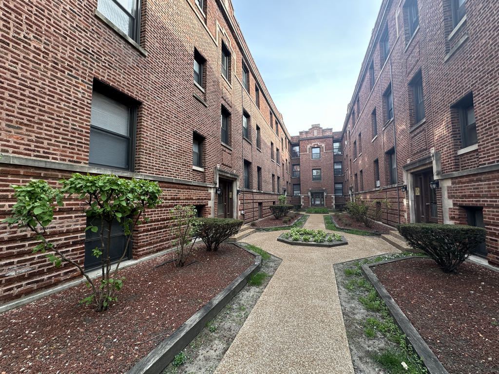 929 West Sunnyside Avenue, Unit 3S Chicago, IL 60640 - Photo 2 of 21 a view of a building with garden and sitting area