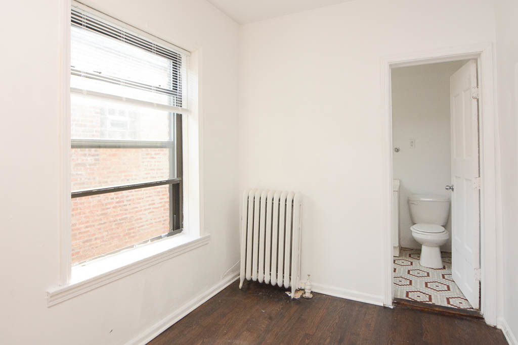 929 West Sunnyside Avenue, Unit 3S Chicago, IL 60640 - Photo 8 of 21 a bathroom with a toilet a sink and a window