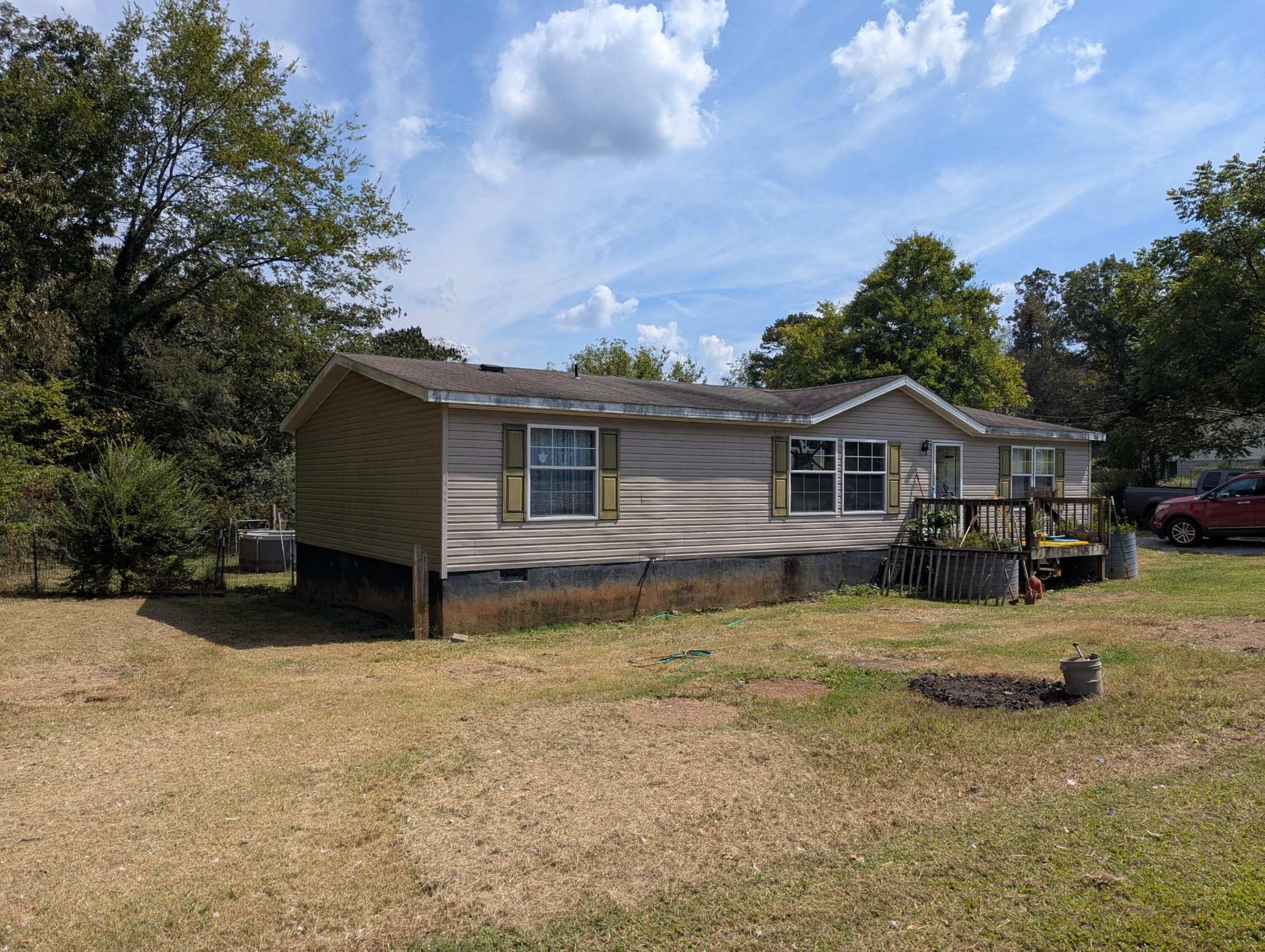 a view of a house with backyard