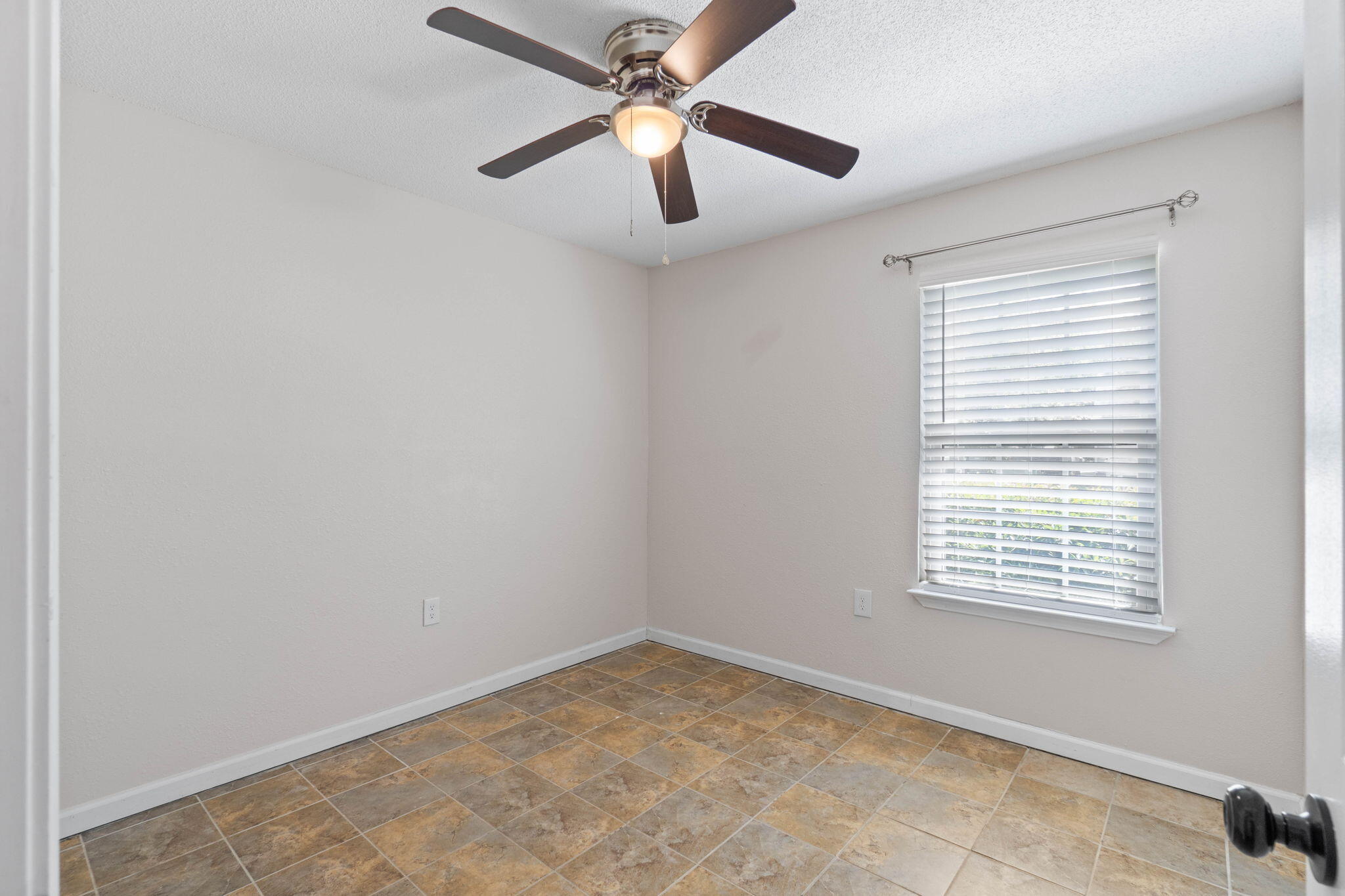 634 Lloyd Street Fort Walton Beach, FL 32547 - Photo 15 of 27 an empty room with windows and fan