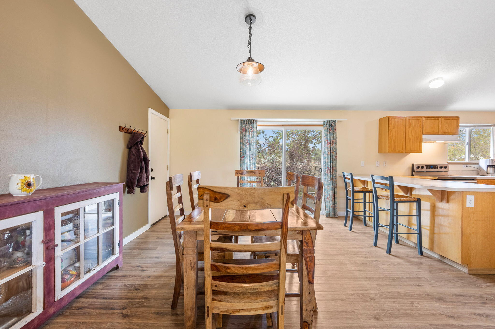 62821 Deschutes Road Bend, OR 97701 - Photo 7 of 19 Eating
