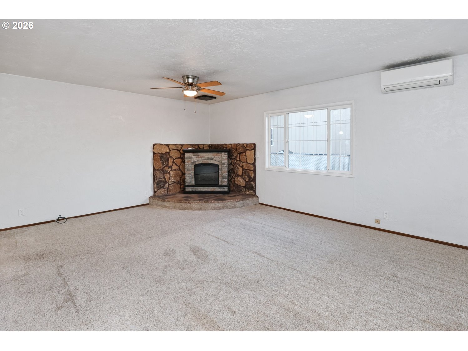 760 Gaileen Way Harrisburg, OR 97446 - Photo 4 of 28