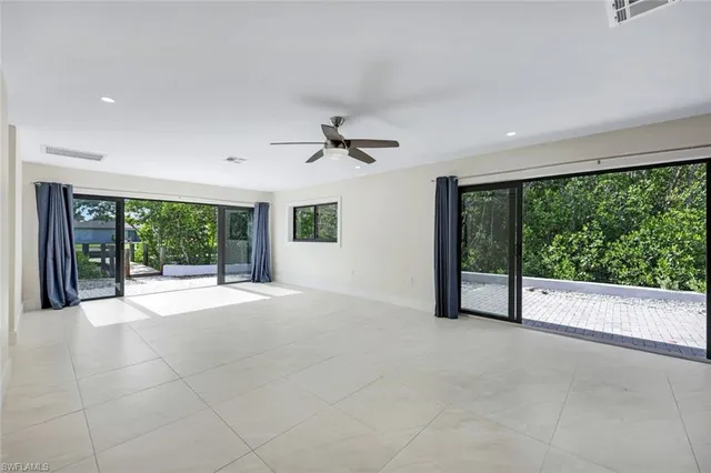 a view of a house with backyard and a garden