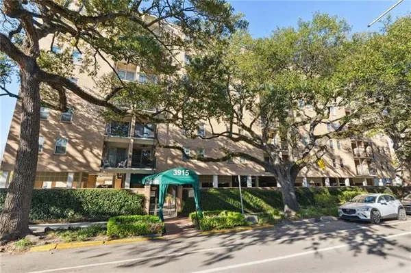 $2,600 | 3915 St Charles Avenue, Unit 503, New Orleans, LA 70115