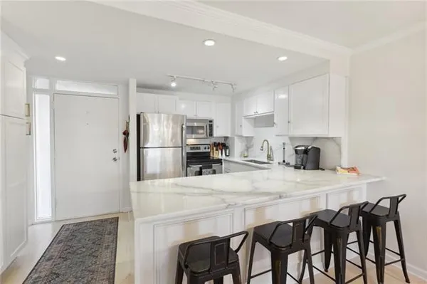 $2,600 | 3915 St Charles Avenue, Unit 503, New Orleans, LA 70115