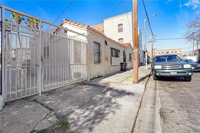 a view of a car park in front of house