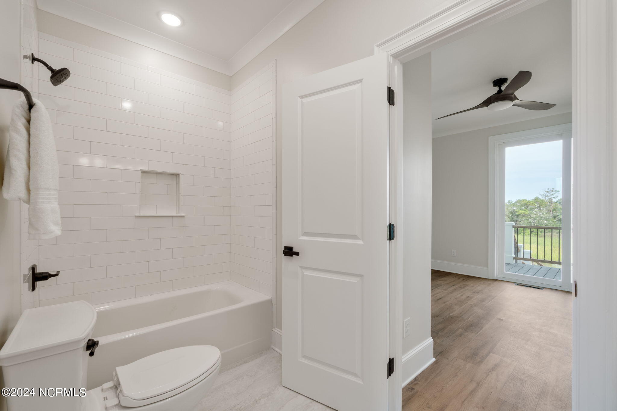 1500 Olde Farm Road Morehead City, NC 28557 - Photo 27 of 47 Full guest bathroom