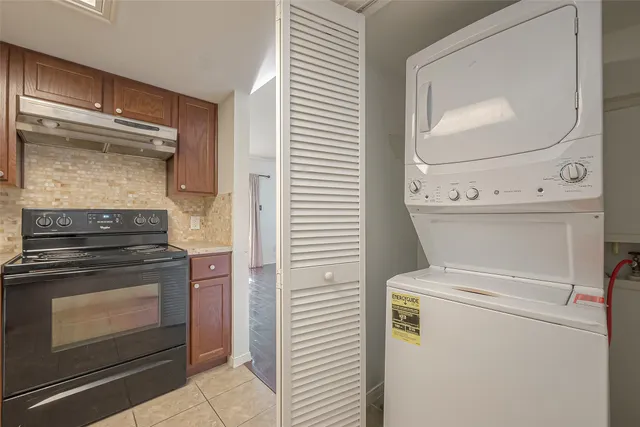 a close up view of a washer and dryer