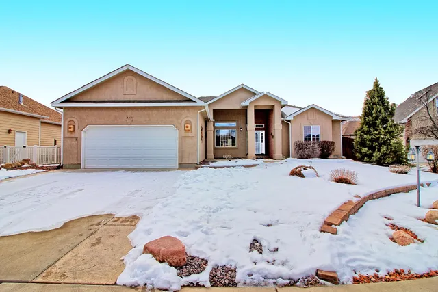 a view of backyard of the house
