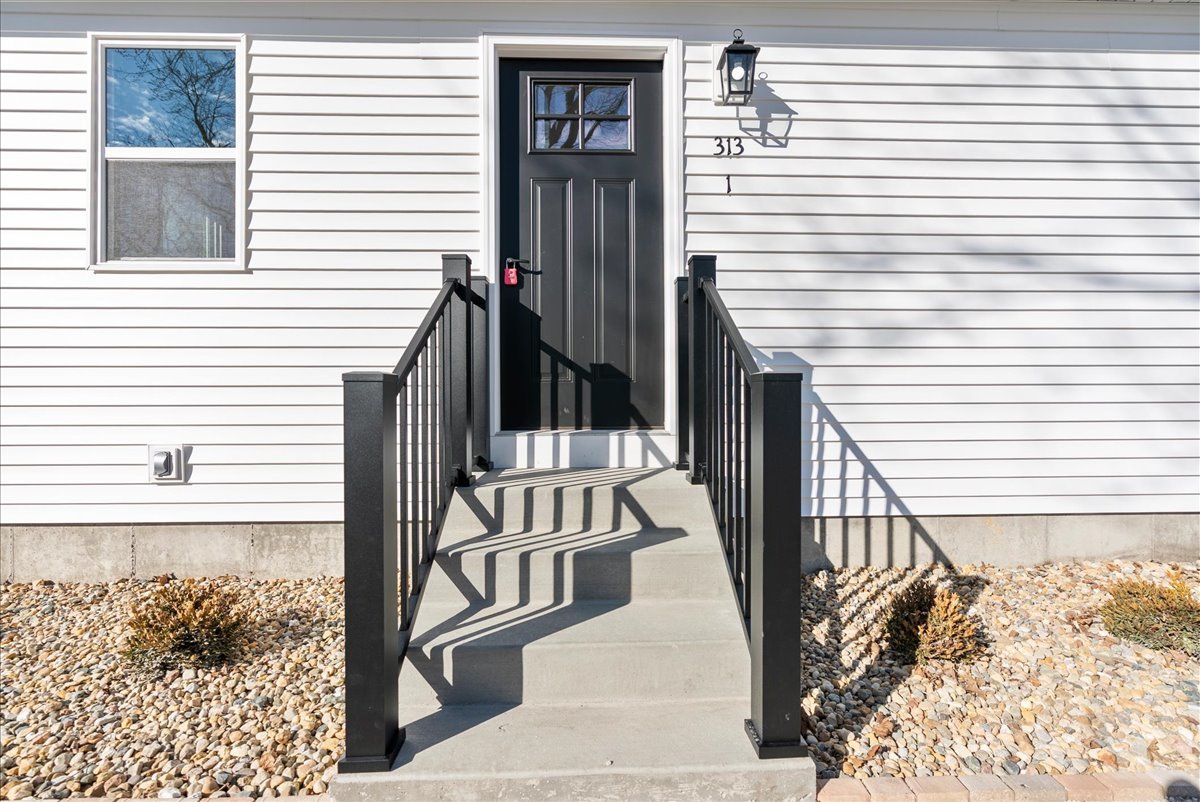 313 East Martin Street Forrest, IL 61741 - Photo 2 of 50 a view of entryway