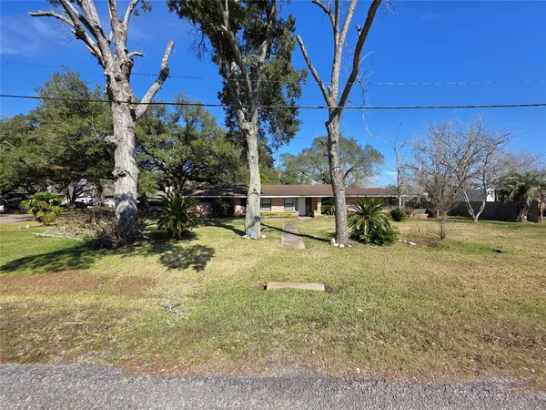 $2,350 | 706 Maple Street, Sweeny, TX 77480