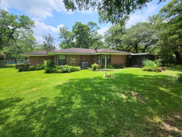$2,350 | 706 Maple Street, Sweeny, TX 77480